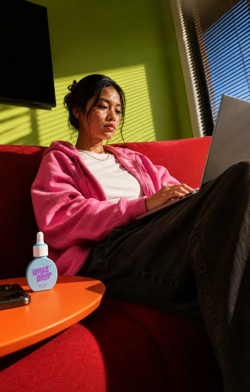 Vrouw werkt op haar laptop met Wakedrop Mint op tafel
