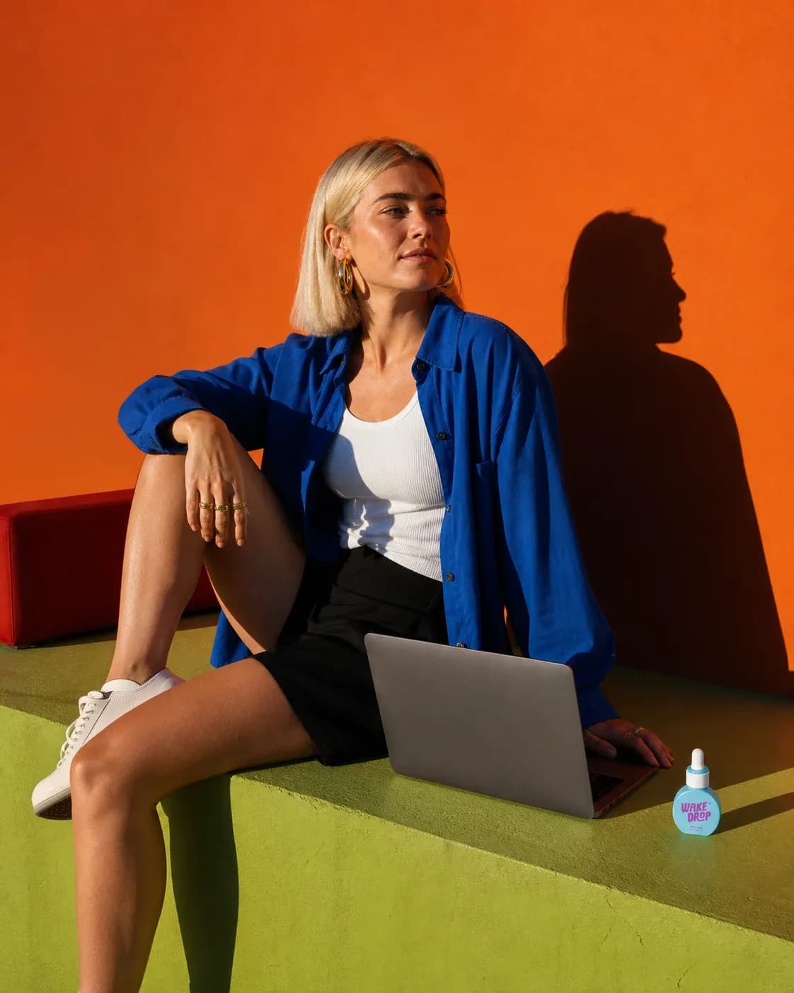 Vrouw met een laptop en Wakedrop Mint in de zon